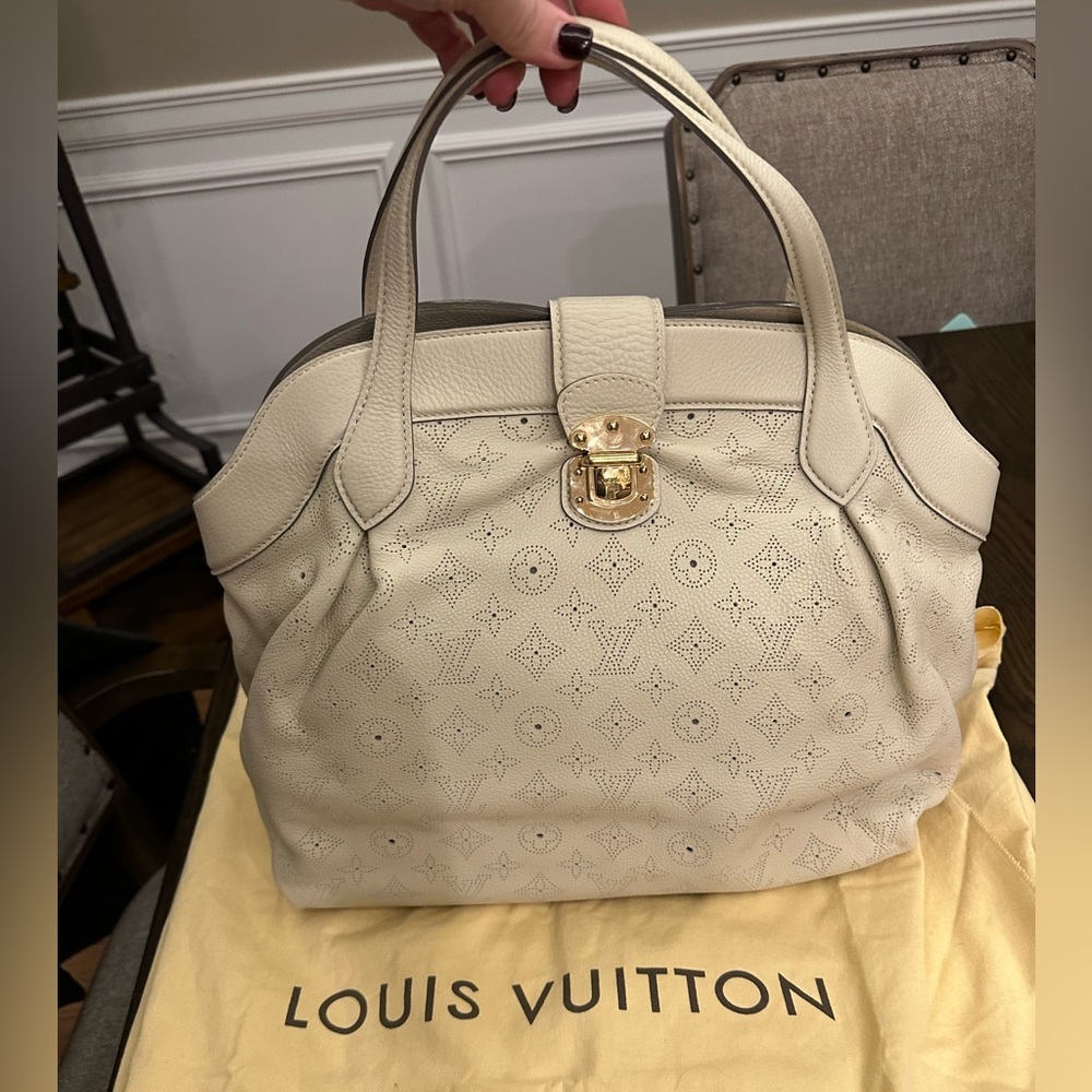 LOUIS VUITTON
Mahina Cirrus MM